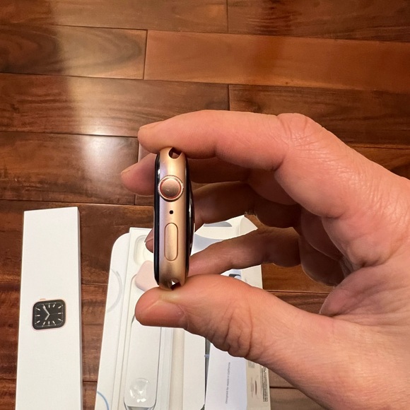 Apple Watch Series 6 Gold GPS + CEL 44MM w/ Inverness Green Sport Loop - Picture 6 of 8